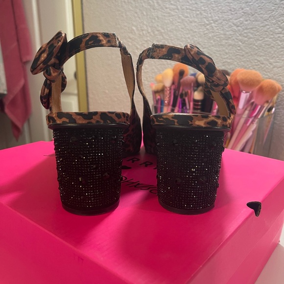 Betsey Johnson Leopard Pointed Toe Cylinder Heel - Picture 3 of 5